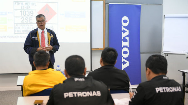 IR Mohd Dalib briefing the Petronas team