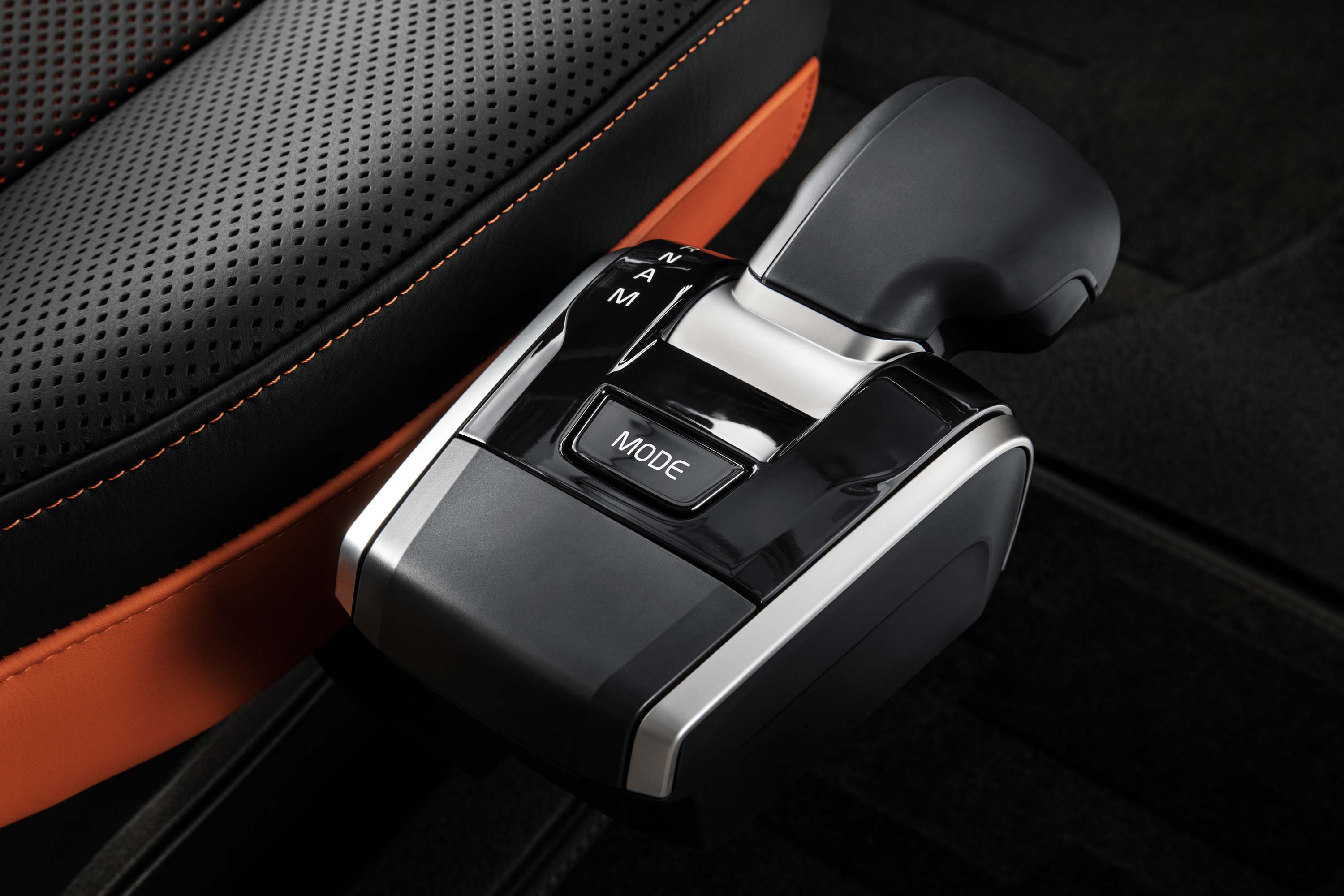 The I-Shift gear lever is integrated in the driver seat.